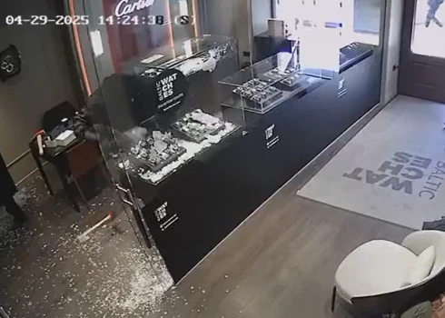 Atklātas jaunas detaļas saistībā ar pulksteņu veikala "Baltic Watches" aplaupīšanu Vecrīgā.