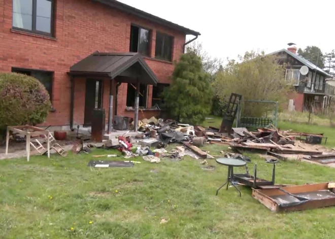 Трагический пожар в Саулкрасты: женщина упала от потрясения, когда спасатели вынесли из дома ее мертвого мужа