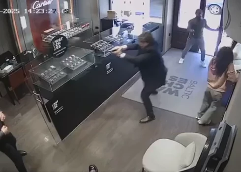 Laupīšanas brīdī noziedznieki runājuši angļu valodā.