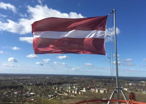 На самых высоких башнях связи подняты национальные флаги.