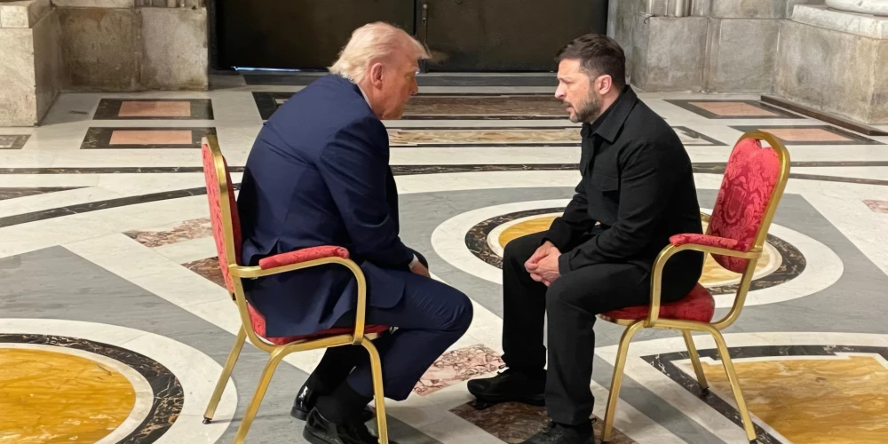 ASV un Ukraina trešdien parakstīja vienošanos par Ukrainas derīgajiem izrakteņiem, ko ASV prezidenta Donalda Trampa administrācija nosauca par ASV atbalstu Ukrainai jaunā veidā pēc militārās palīdzības beigām.