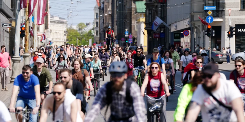 "Kritiskās masas" rīkotāji dalībniekus aicina braukt cieši kopā ar pārējiem, lai starp braucējiem neveidotos lielas atstarpes.
