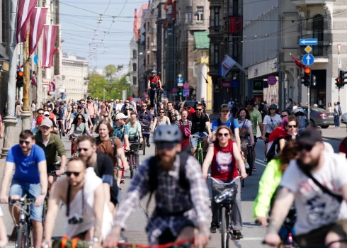 "Kritiskās masas" rīkotāji dalībniekus aicina braukt cieši kopā ar pārējiem, lai starp braucējiem neveidotos lielas atstarpes.