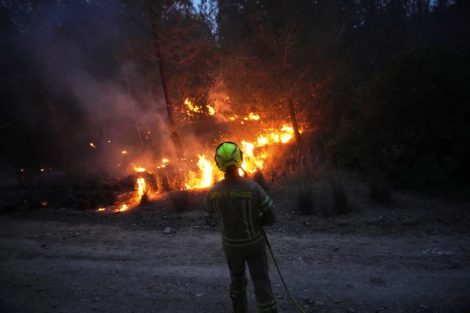 Izraēlas glābšanas dienests "Magen David Adom" ("Sarkanā Dāvida zvaigzne", MDA) ziņoja, ka krūmāju ugunsgrēki ir lielākie vairāku gadu laikā un apdraud simtiem civiliedzīvotāju..