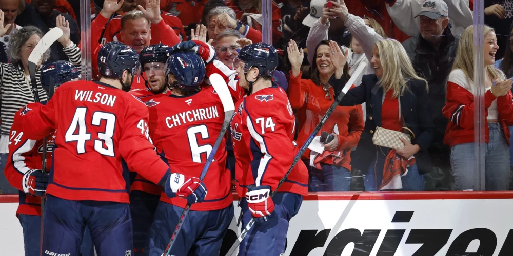 Vašingtonas "Capitals" komanda trešdien sasniedza Nacionālās hokeja līgas (NHL) Stenlija kausa otro kārtu, kurā tās pretiniece būs Karolīnas "Hurricanes".