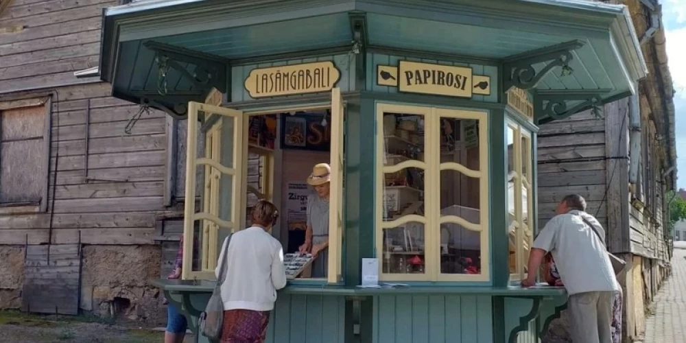 Limbažu novadu grib pārvaldīt 114 cilvēki, kaut gan šāda iespēja pavērsies tikai 15 (attēlā: Limbažu Centra kiosks).