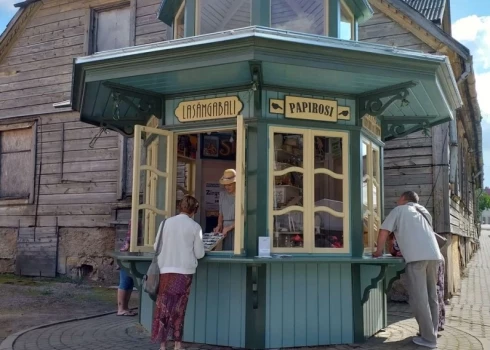 Limbažu novadu grib pārvaldīt 114 cilvēki, kaut gan šāda iespēja pavērsies tikai 15 (attēlā: Limbažu Centra kiosks).