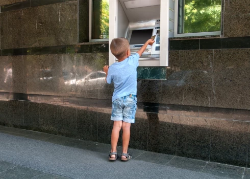 По данным Swedbank, чаще всего первый банковский счет детям открывают уже в первом классе школы.