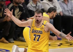 "Lakers" rindās Luka Dončičs sezonas pēdējā spēlē guva 28 punktus, atdeva deviņas rezultatīvas piespēles un izcīnīja septiņas atlēkušās bumbas.