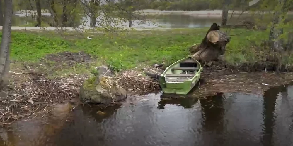 Во время прогулки по реке местные жители заметили в воде тело человека.