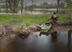 Отец с сыном обнаружили в Даугаве тело мужчины - к его рукам были прикреплены гири