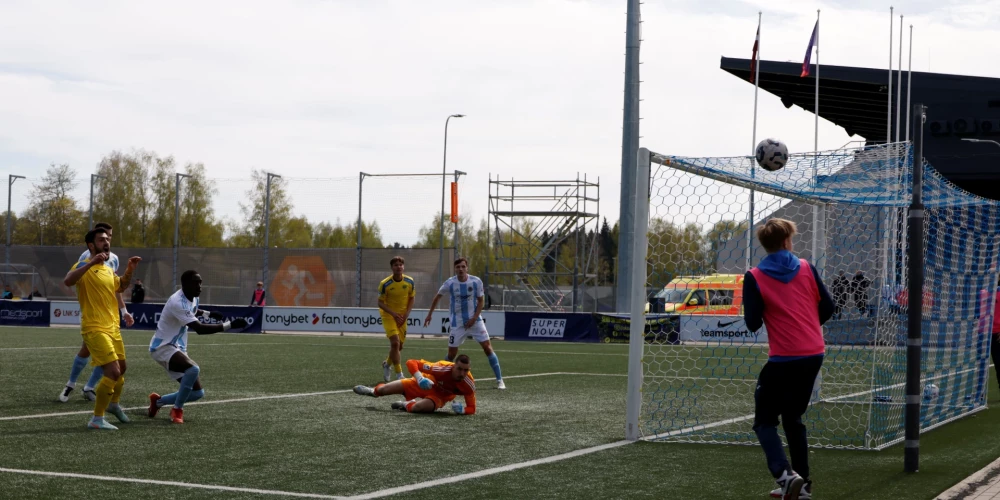 "Riga" komanda ceturtdien "Tonybet" Latvijas futbola virslīgas desmitās kārtas spēlē viesos ar 5:1 (2:0) pārspēja "Super Nova" vienību.