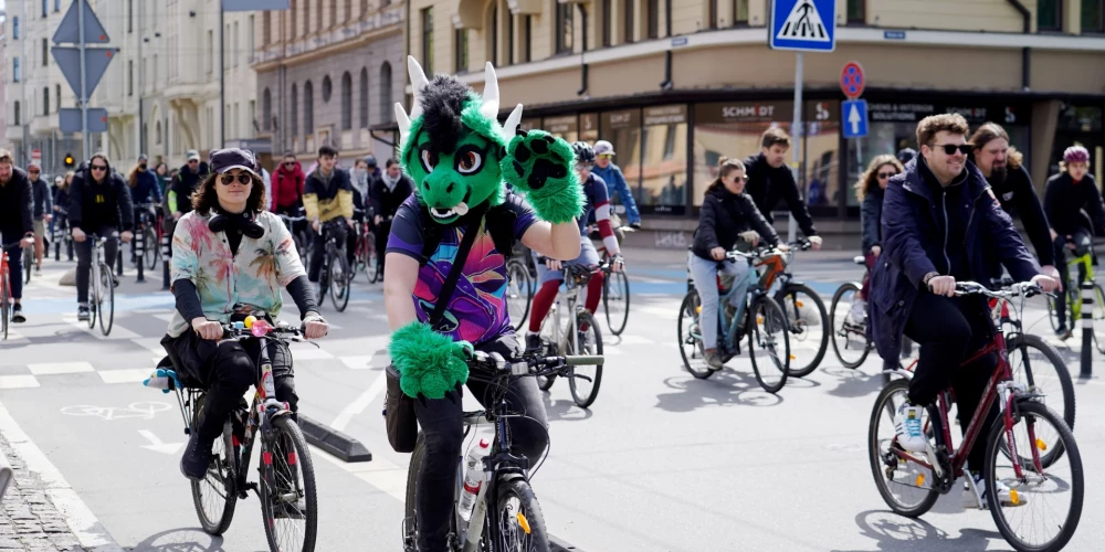 Šodien Rīgā norisinās ikgadējais "Kritiskās masas" velobrauciens.