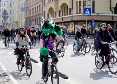 FOTO: Rīgas ielās "Kritiskās masas" ietvaros izbrauc simtiem velosipēdistu
