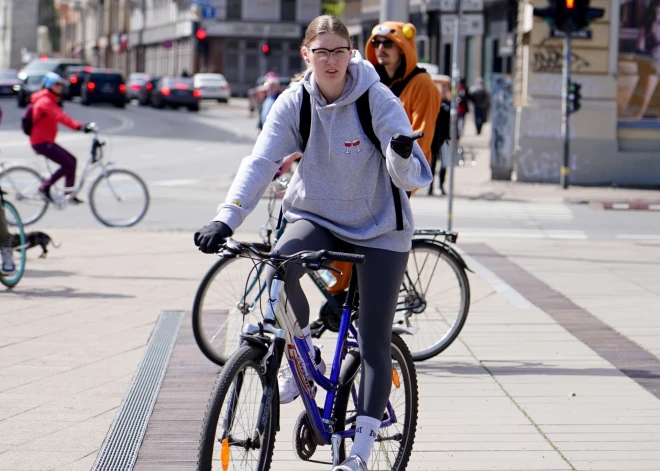 Vairāki simti velosipēdistu ceturtdien no Dailes teātra Rīgā devās "Kritiskās masas" velobraucienā, kura mērķis ir atgādināt politiķiem, ka Rīgā nepieciešama droša veloinfrastruktūra.
