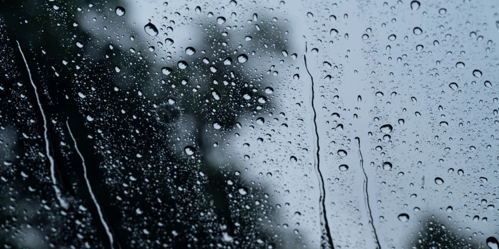 Pēc aukstas nakts Latvijas austrumos piektdien valsts rietumu un centrālajos rajonos gaidāms pērkona negaiss, liecina Latvijas Vides, ģeoloģijas un meteoroloģijas centra prognozes.
