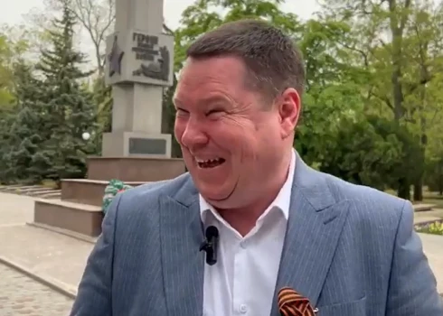 Vietējais kolaboracionistu priekšnieks Vitālijs Gura sveic okupētās Novokahovkas iedzīvotājus Uzvaras svētkos (ekrānuzņēmums no video)