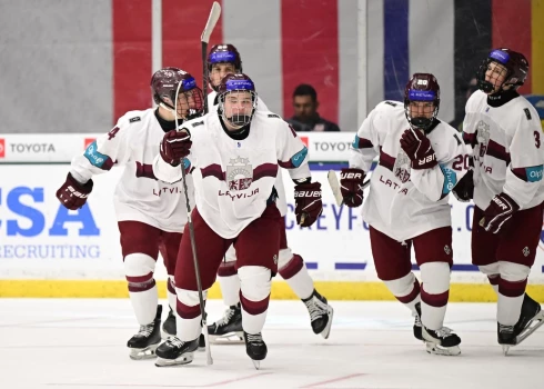 Latvijas hokeja izlase aizvadīja cienījamu spēli pret mājiniekiem amerikāņiem.