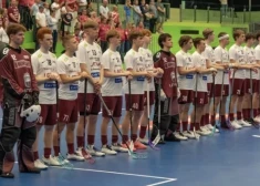 Līdz sensācijai pietrūka 25 sekundes! Latvijas florbolisti izlaiž no rokām ceļazīmi uz pasaules U-19 čempionāta pusfinālu