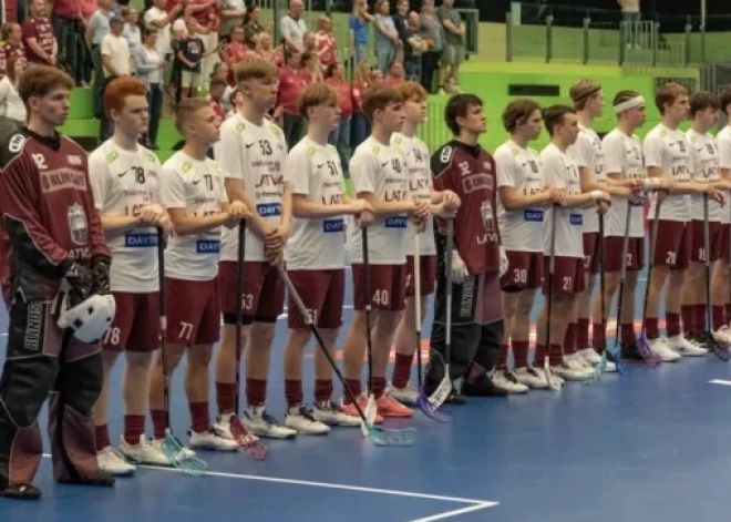 Līdz sensācijai pietrūka 25 sekundes! Latvijas florbolisti izlaiž no rokām ceļazīmi uz pasaules U-19 čempionāta pusfinālu