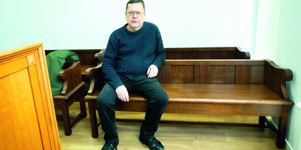 Uz tiesu Jānis Elsbergs ieradās manāmi satraucies, bet pēc tās viņš atzina, ka viss noritējis mierīgi un saticīgi: “Process virzās uz priekšu, nav nekā dramatiska.”