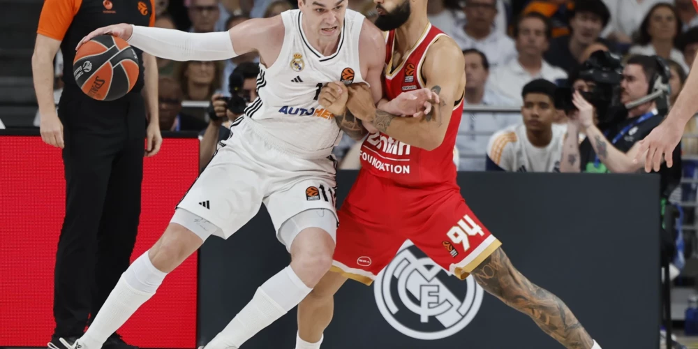 "Olympiacos" spēlētājs Evans Furnjē (pa labi) pret "Real" Mario Hezonju