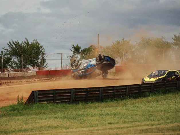 Bruno rallijkrosa Bauskas posmā nedēļu pirms dienesta pieļāva tehnisku kļūdu, grūstoties līkumā ar sāncenšiem, un apmeta vairākus kūleņus.