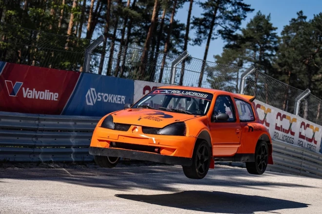 Jorens rallijkrosā brauc “Super2000” klasē. Pagājušā sezona bijusi ļoti smaga, vienās sacensībās pat uzsprāga motors.