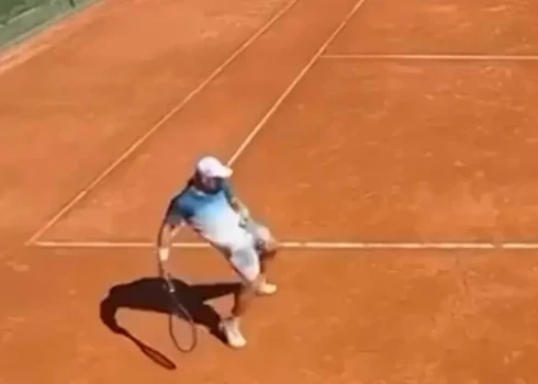 Svjatoslavs Guļins bļauj tiesnesim "Atsūkā!", jo viņš nepiekrīt viena no arbitra lēmumiem.