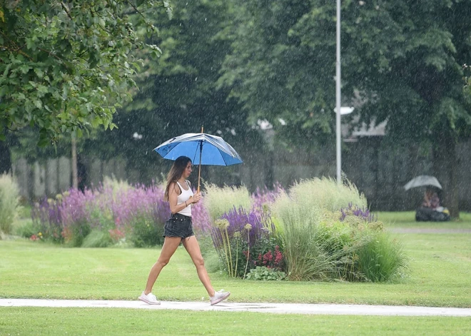 Piektdien Latvijā kļūs siltāks un vietām gaidāms pērkona negaiss