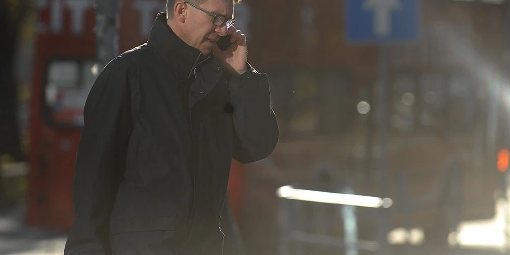 Vīrietis runā pa telefonu.