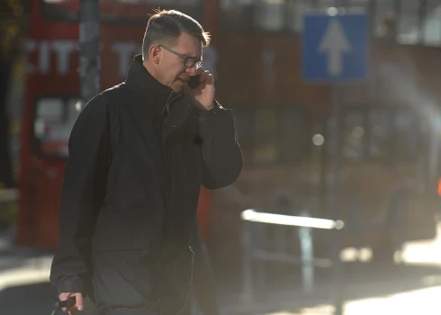 Vīrietis runā pa telefonu.