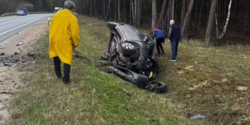 Divas pilnīgi sasistas vieglās automašīnas pirmdien aizšķērsoja Tallinas šoseju.
