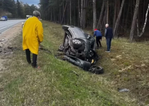 Divas pilnīgi sasistas vieglās automašīnas pirmdien aizšķērsoja Tallinas šoseju.