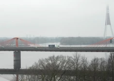 Daugavā pēc laivas apgāšanās pazudis cilvēks