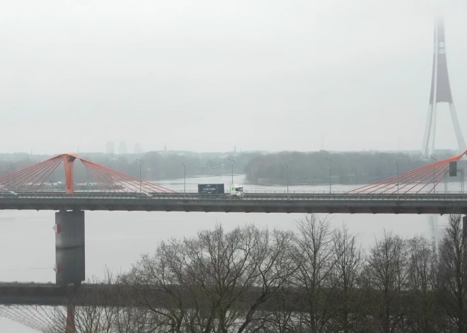 Daugavā pēc laivas apgāšanās pazudis cilvēks