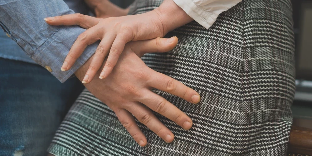 "Maldīgi domāt, ka atbildība par seksuālo uzmākšanos ir attiecināma tikai un vienīgi uz pieaugušajiem. Prakse rāda, ka seksuālā uzmākšanās var notikt arī starp pusaudžiem."