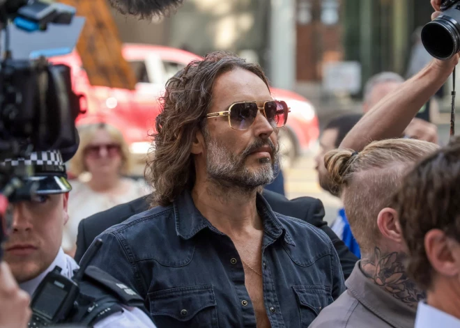 Aktieris Rasels Brends stājas tiesas priekšā