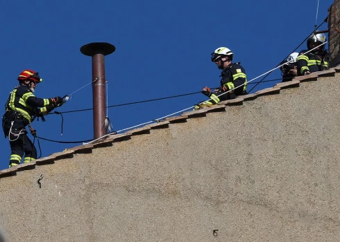 Ugunsdzēsēji Vatikānā virs Siksta kapelas uzstāda skursteni.