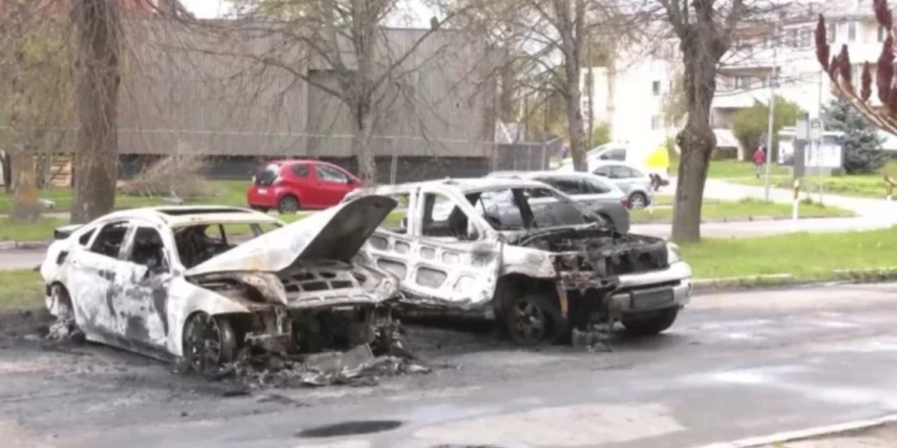 Sadegušas KIA un BMW marku automašīnas.