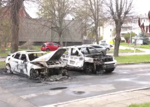 Sadegušas KIA un BMW marku automašīnas.
