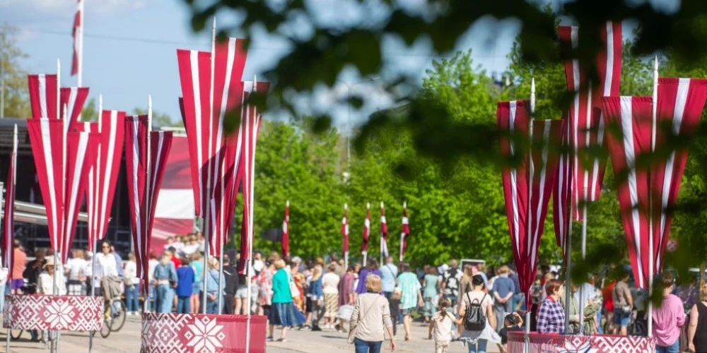 Jelgavā 4. maijā norisināsies dažādi svētku pasākumi — no ziedu nolikšanas pie Latvijas pirmā Valsts prezidenta Jāņa Čakstes pieminekļa līdz patriotiskam svētku koncertam Hercoga Jēkaba laukumā.