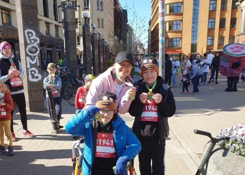 Toms un Edžus ir 12 gadus veci dvīņu brāļi, kuri piedzima priekšlaicīgi 28. grūtniecības nedēļā un kopš dzimšanas saskaras ar nopietnām veselības problēmām.