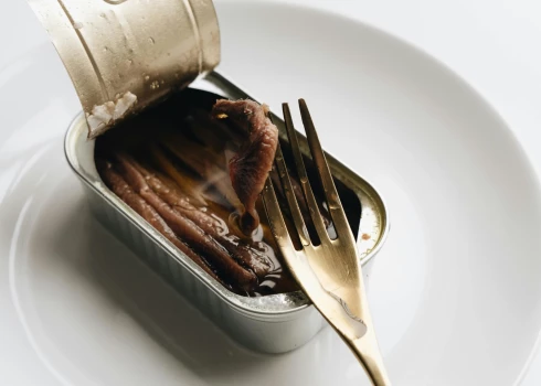 Mazās zivis iir kalcija un vitamīna D avots, tāpat zivs satur magniju un B12, kas arī uztur kaulu veselību.