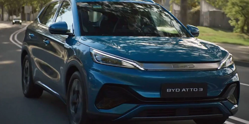 BYD pilsētnieks pieejams četrās krāsās un ar divu toņu interjeriem - melnu vai bēžu.