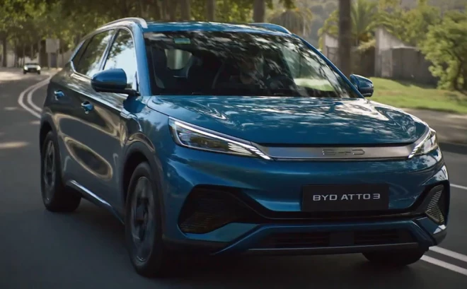 BYD pilsētnieks pieejams četrās krāsās un ar divu toņu interjeriem - melnu vai bēžu.