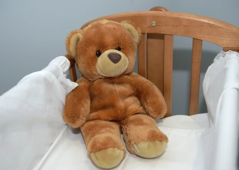 20% sieviešu pēc ķeizargrieziena nav saņēmušas informāciju par bērna veselības stāvokli, savukārt 30% gadījumu, kad notikušas instrumentālas vaginālas dzemdības, nav lūgta sievietes piekrišana procedūrām. Turklāt 12% respondentu ziņojušas par fiziskas, verbālas vai emocionālas vardarbības pieredzi dzemdību laikā.