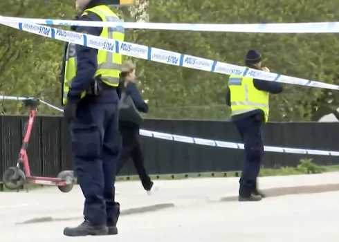 Uzbrukuma motīvs joprojām nav skaidrs. Policija izmeklē iespējamu saistību ar bandu noziedzību, kas pēdējo gadu laikā ir saasinājusies Zviedrijā.