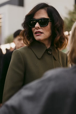 Ielu stils Milānas modes nedēļā 2025. gada pavasarī.