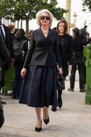 Ielu stils Parīzes modes nedēļā 2025. gada pavasarī.